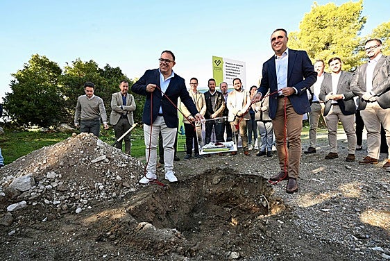 El alcalde de Almuñécar y el presidente de la Diputación colocan la primera piedra del tramo sexitano de la senda litoral.