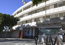 Vista exterior de la comandancia de la Guardia Civil de Almería, donde desde el martes se encuentra detenido el presidente de la Diputación de Almería.