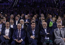 El ministro Óscar Puente, este jueves, entre los empresarios que impulsan la iniciativa #QuieroCorredor en Valencia.