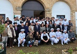 La consejera de Empleo, autoridades y alumnado de la Escuela de Hostelería La Laguna.