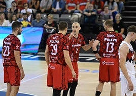 Díaz alineó a Kljajic (i), Rousselle y Thomas (d) contra el Baskonia.