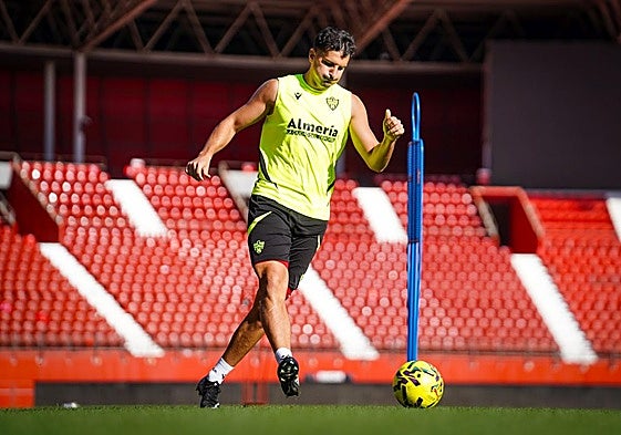 Álex Muñoz trabaja para conseguir sus retos y los de la UD Almería.