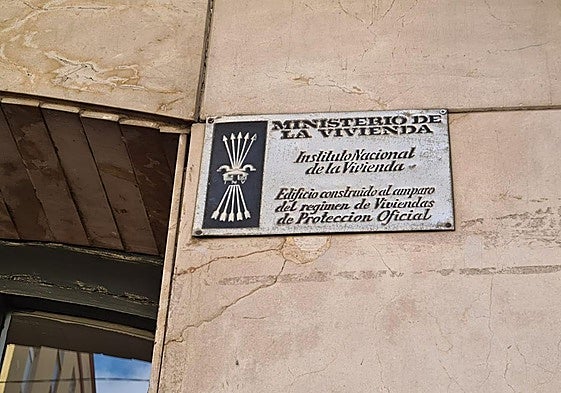 Una de las placas franquistas que quedan en la capital, en Millán de Priego.