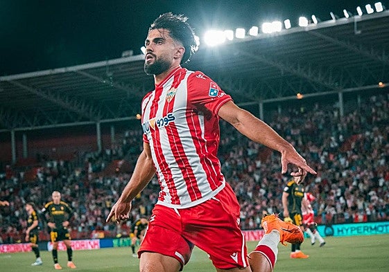 Arnau celebrando un gol con la UD Almería