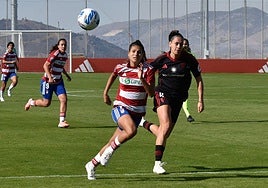 La rojiblanca Laura Pérez pelea por un balón en el último derbi contra el Sevilla.