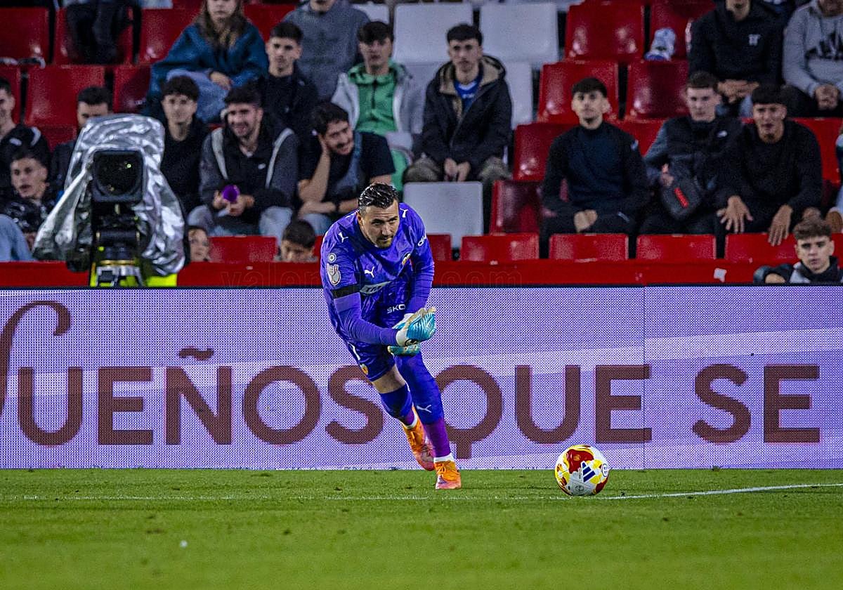 Stole Dimitrievski juega un balón en Los Cármenes contra el Maracena.