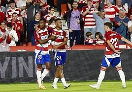 Siren Diao celebra con Loïc Williams su gol al Córdoba.