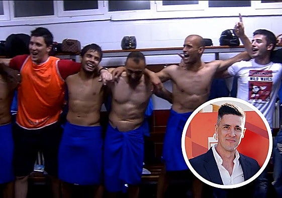 Antonio garcía, junto a los futbolistas del Granada en Vallecas.