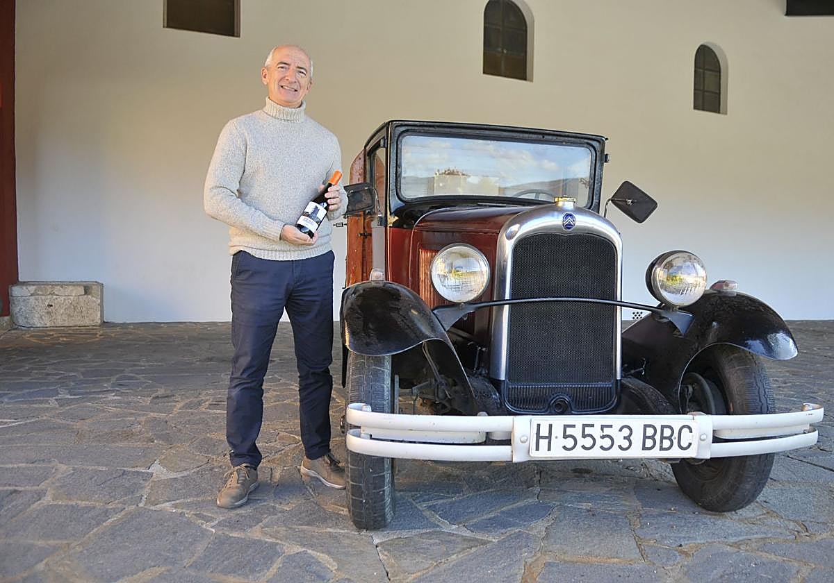 El encargado de la Hacienda Señorío de Nevada, Antonio Jimeno, junto a la camioneta