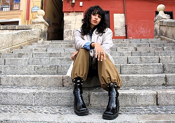 Teresa Garzón Barla, en las escaleras de la Plaza de Santa Ana.