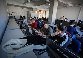 Alumnos de la Universidad de Granada trabajan con ordenadores en una imagen de archivo.