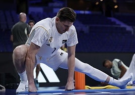 David Kramer calienta con el Real Madrid.