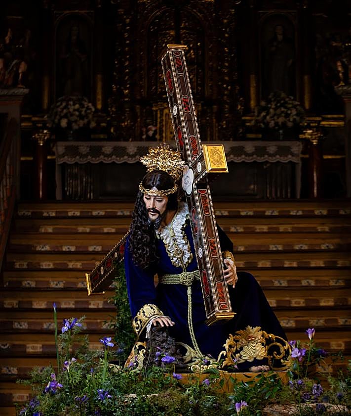Imagen secundaria 2 - El Señor de las Tres Caídas porta la nueva cruz