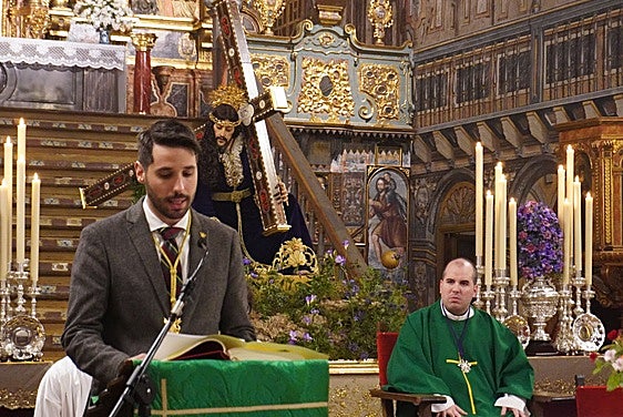 Antonio Martín Rubio, hermano mayor de la corporación, destacó en la presentación la importancia histórica y simbólica de la cruz