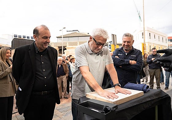 Leo Harlem deja su huella a las puertas del Teatro Apolo como Premio de Honor de Fical