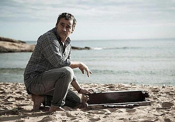 El actor Eduard Fernández, con el paisaje de Almería, al fondo.