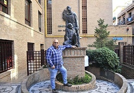 El fundador de esta hermandad, el paduleño Francisco Molina, junto a una imagen de San Juan de Dios de Granada capital