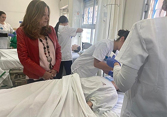 La consejera de Desarrollo Educativo y FP, Carmen Castillo, durante su visita al IES 'Albaida'.