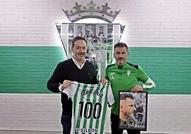 El exrojiblanco Antonio Fernández Monterrubio reconoce a Iván Ania por su centenario.