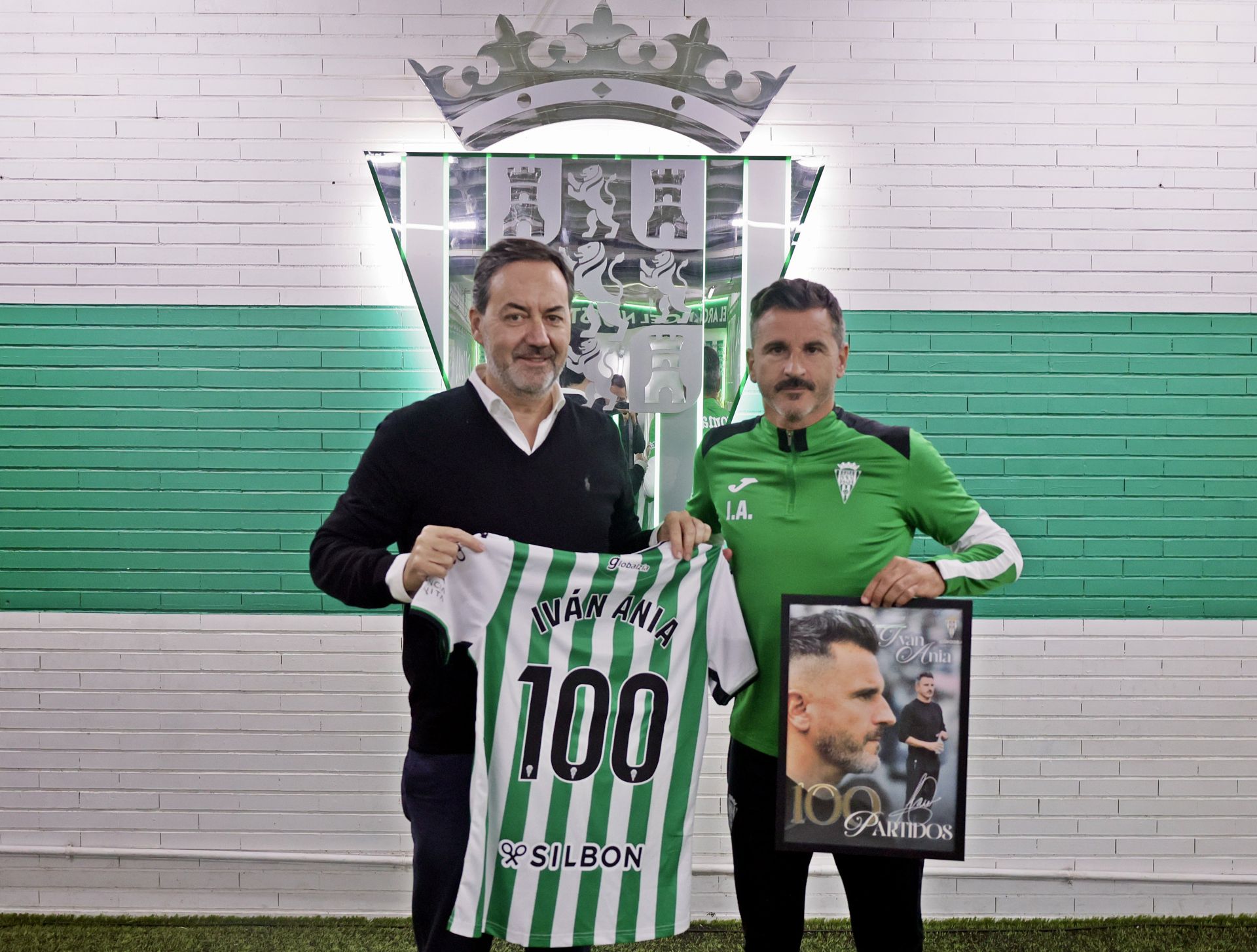 El exrojiblanco Antonio Fernández Monterrubio reconoce a Iván Ania por su centenario.