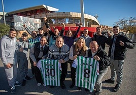 Los padres de Dani Requena y de Isma Ruiz posan con amigos de los futbolistas en Los Cármenes.