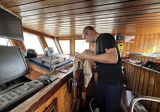 Miguel Ángel Rodríguez tapa el timón de su barco.