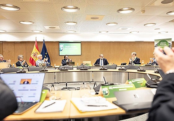 Aplauso a Ángel Ibarra en el comité director.