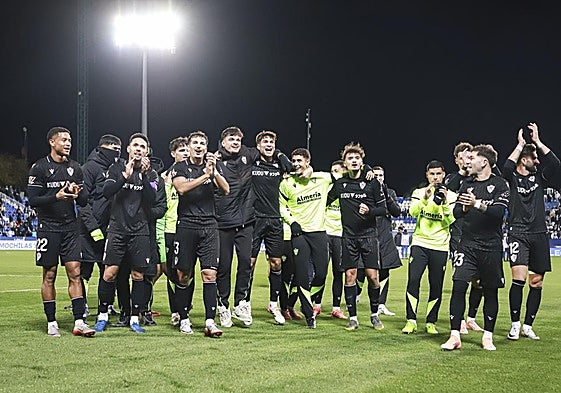 El Almería se recrea con su afición al términ del partido.