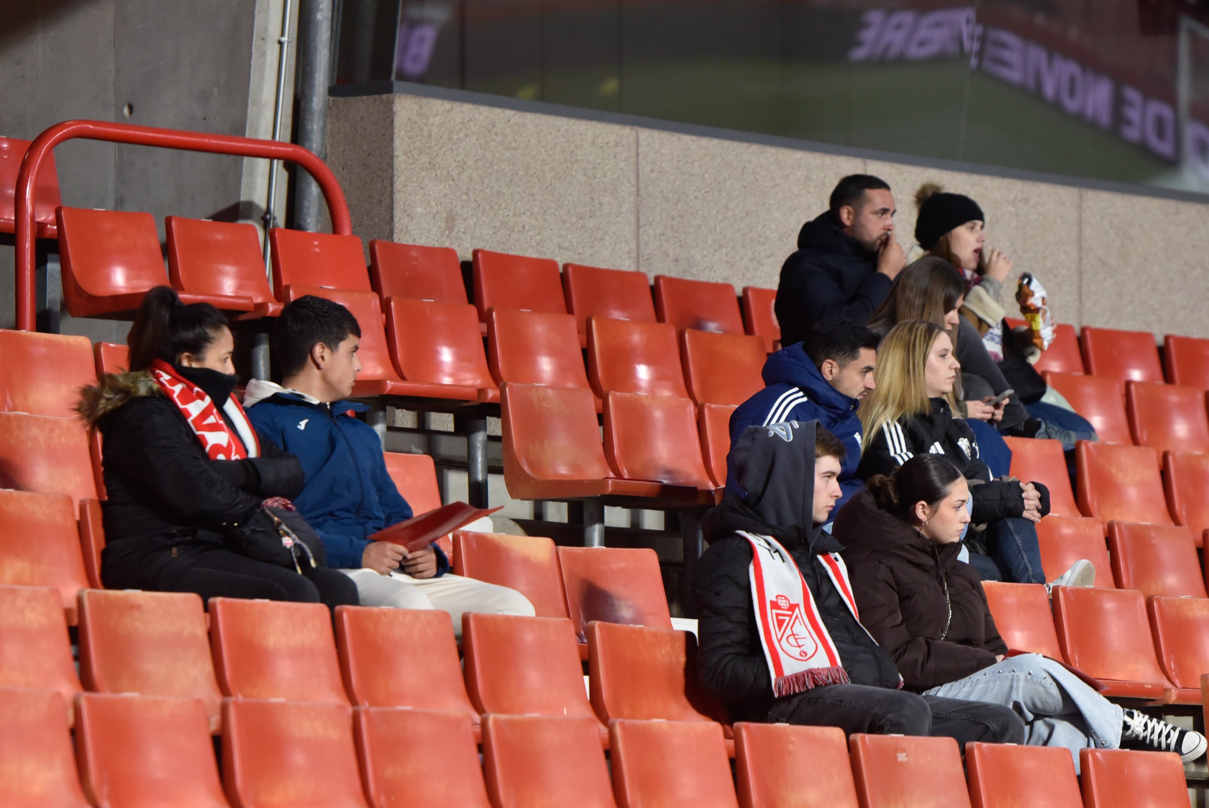 Búscate en la grada de Los Cármenes en el Granada-Córdoba