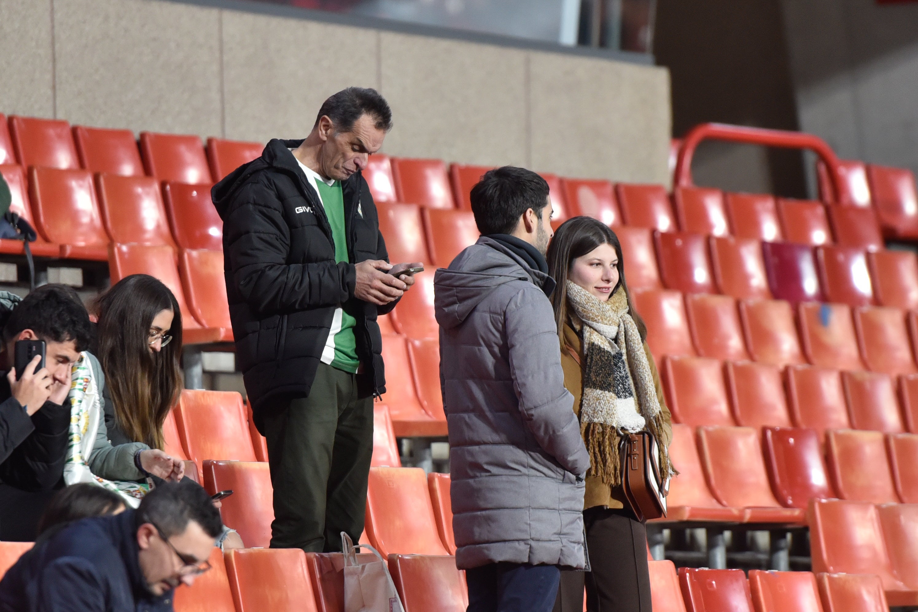 Búscate en la grada de Los Cármenes en el Granada-Córdoba