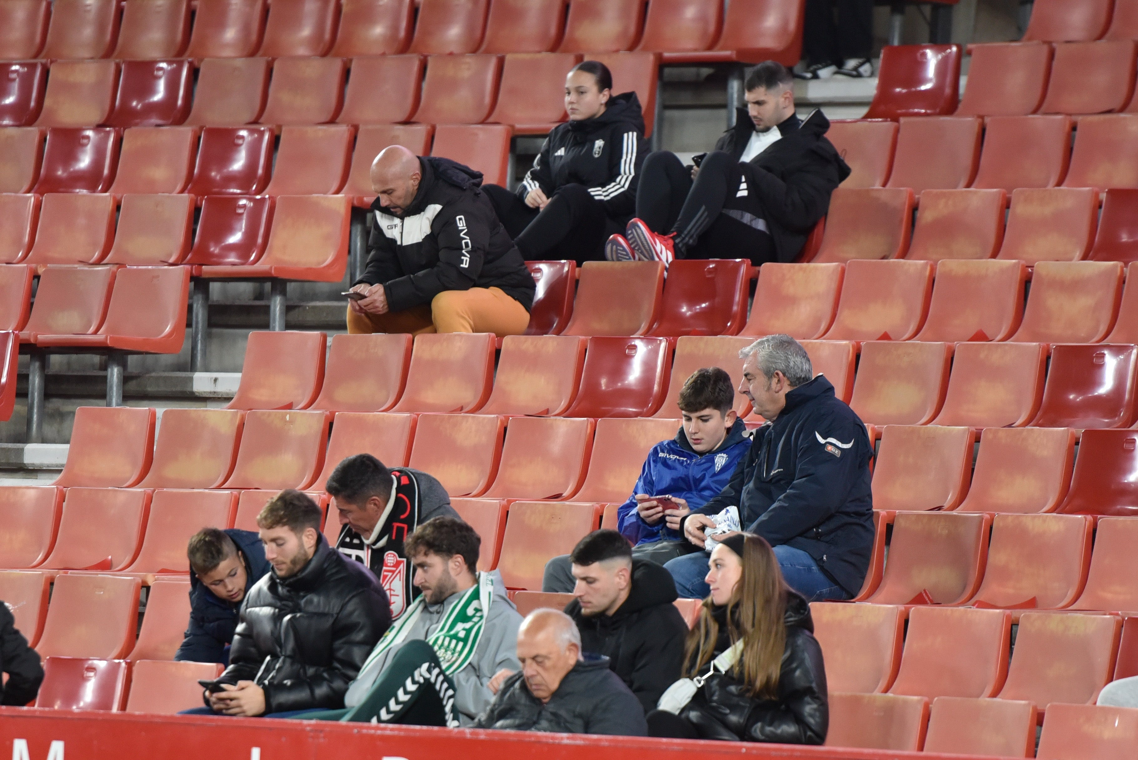 Búscate en la grada de Los Cármenes en el Granada-Córdoba