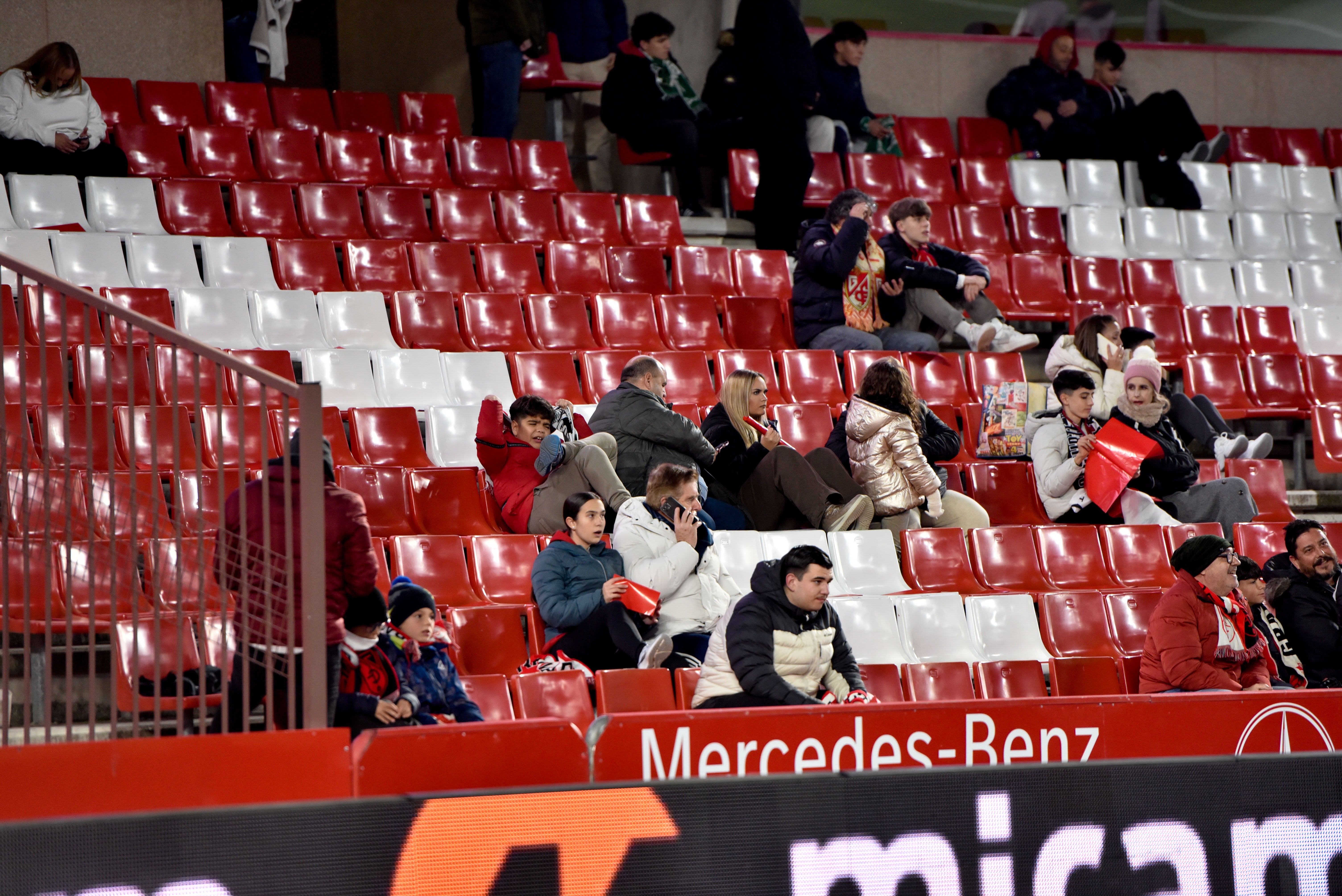 Búscate en la grada de Los Cármenes en el Granada-Córdoba