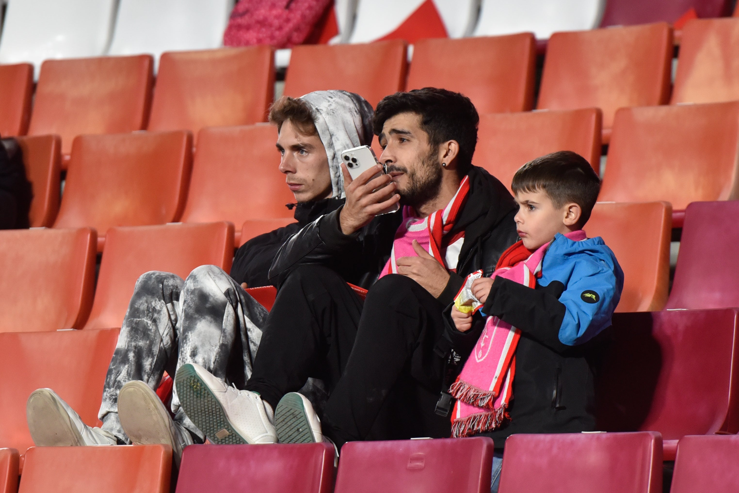 Búscate en la grada de Los Cármenes en el Granada-Córdoba