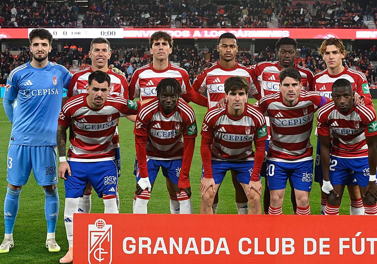 Los jugadores del Granada, en el derbi ante el Córdoba.