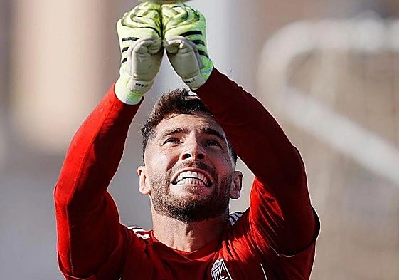 Luca Zidane despeja un balón de puños durante un entrenamiento.