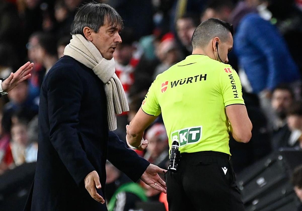 Pacheta pide explicaciones al árbitro al revisar la expulsión de Carlos Isaac.