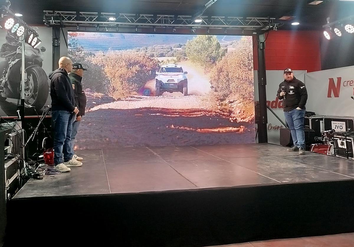 Los 'Raúl Ortiz', padre e hijo, presentan su vehículo para el Dakar 2026.