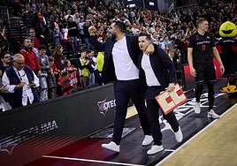 Ramón Díaz agarra de forma cariñosa a Arturo Ruiz, seleccionado por España, tras ganar al Valencia.