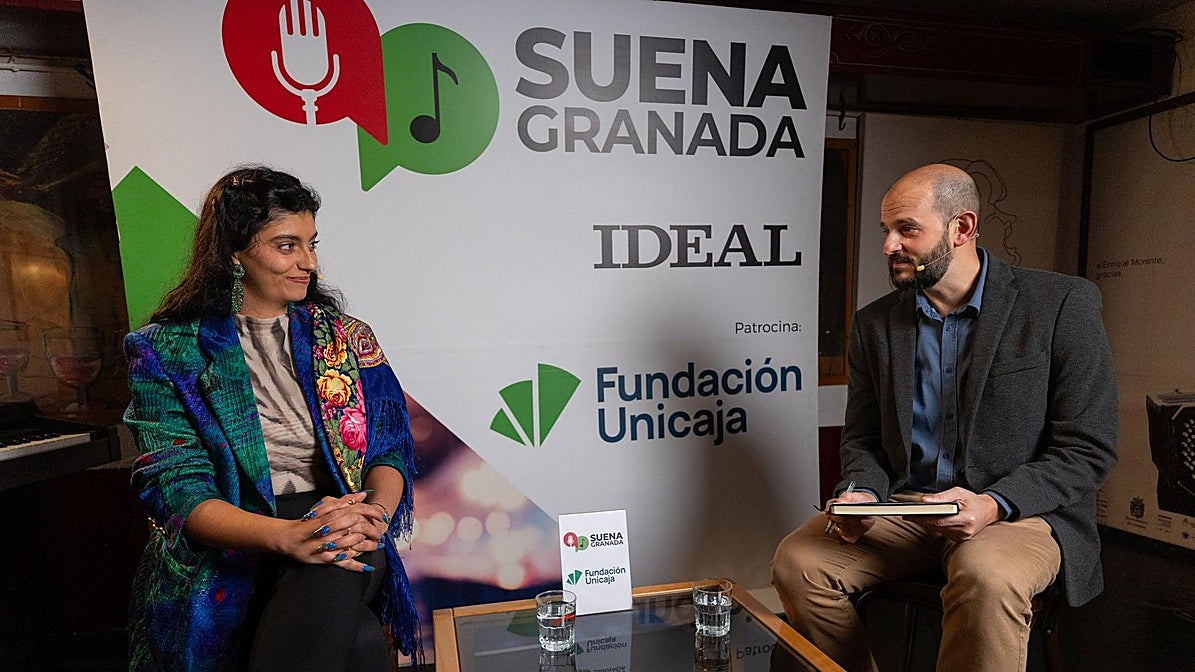 Jihan y José E. Cabrero, en el escenario de La Tertulia, durante el quinto Suena Granada.