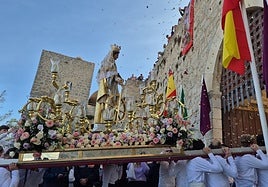 Entrada de la santa en el Castillo para la misa.