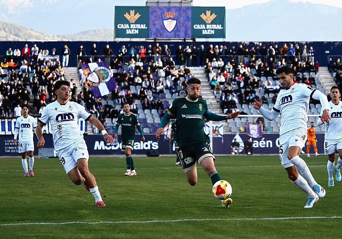 David Serrano y Pedro Fernández, en una acción del encuentro disputado en el Nuevo La Victoria con 5.476 espectadores en las gradas.