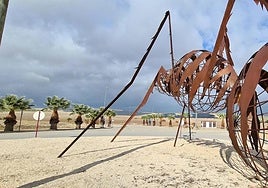 Escultura de una hormiga en la rotonda frente a los terrenos donde se construye el Cetedex.
