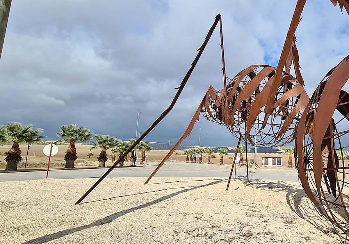 Escultura de una hormiga en la rotonda frente a los terrenos donde se construye el Cetedex.