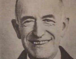 Manuel de Falla, en una de las pocas fotos que tiene riendo