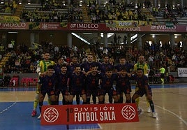 La plantilla del conjunto de la capital jienense posando con los aficionados desplazados justo detrás.