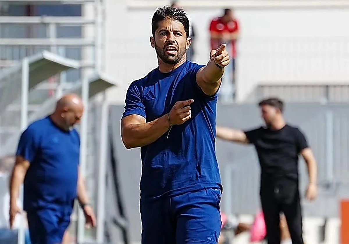 El entrenador del Recreativo Granada, Luis Bueno, en un partido anterior.