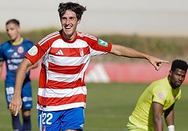 El nazarí Migue Sánchez celebra su gol al Torreperogil en la Ciudad Deportiva.