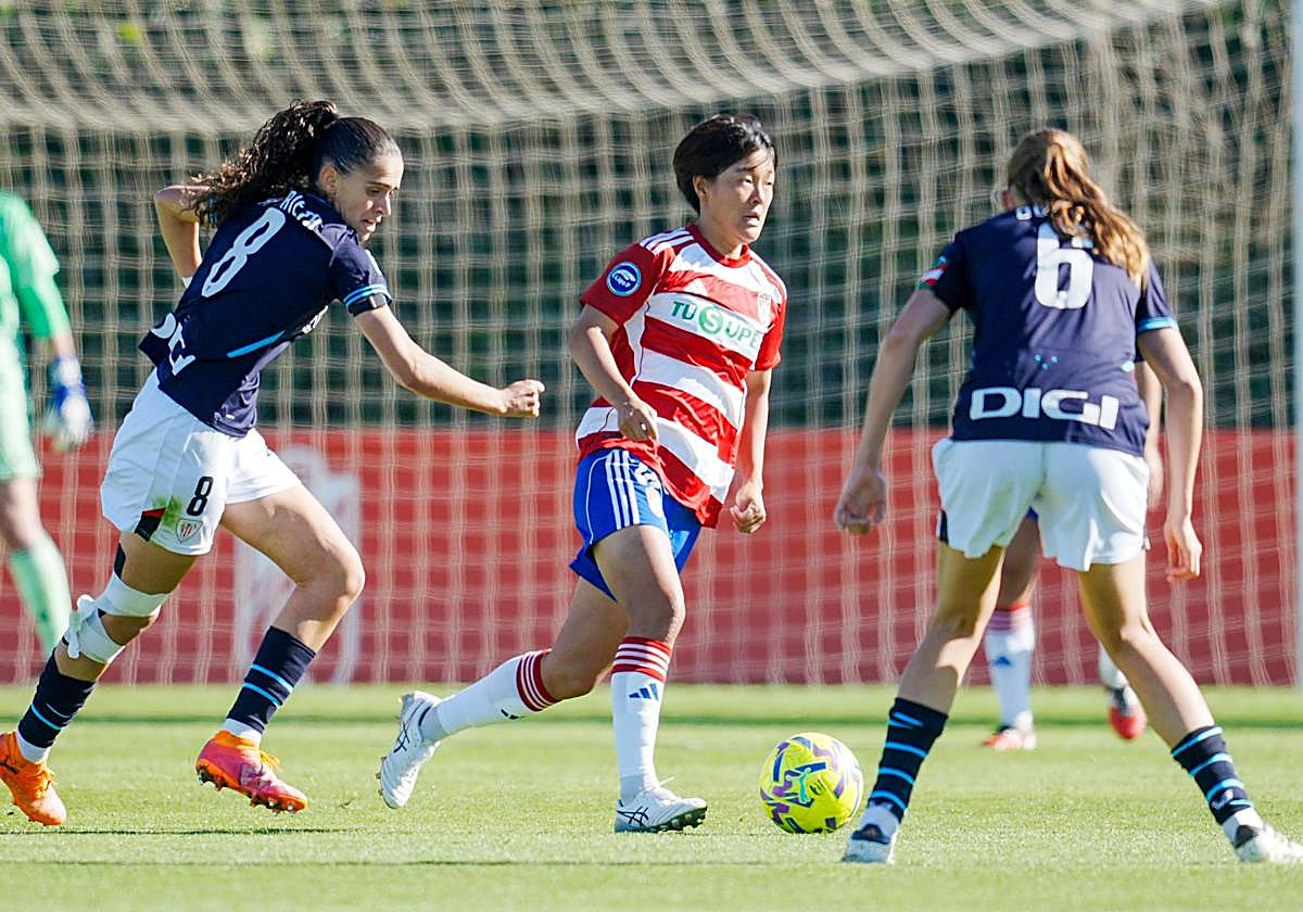 La rojiblanca Miku escapa de las rivales del Athletic