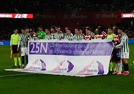 Ambos conjuntos, con la pancarta del 25N.