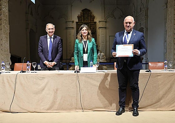 El vicerrector de Sostenibilidad, Salud y Deportes, Gabriel Aguilera, recoge el reconocimiento.